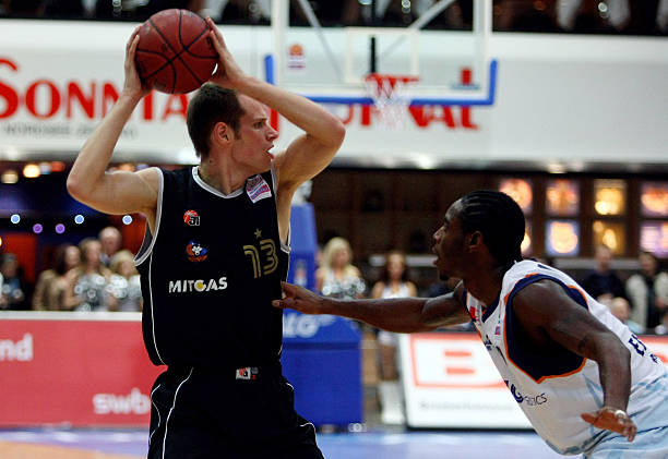 它还折射出 它还折射出