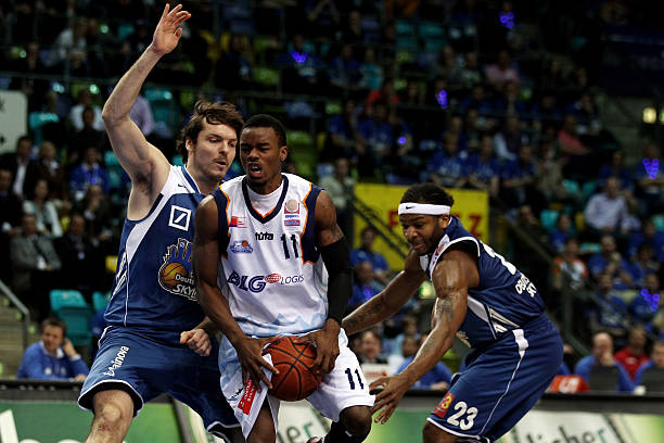 国足帅位上 国足帅位上